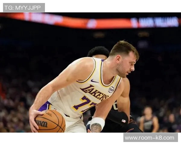 爱德华兹首节火力全开9投6中砍下14分2板3助与东契奇展开激烈对决